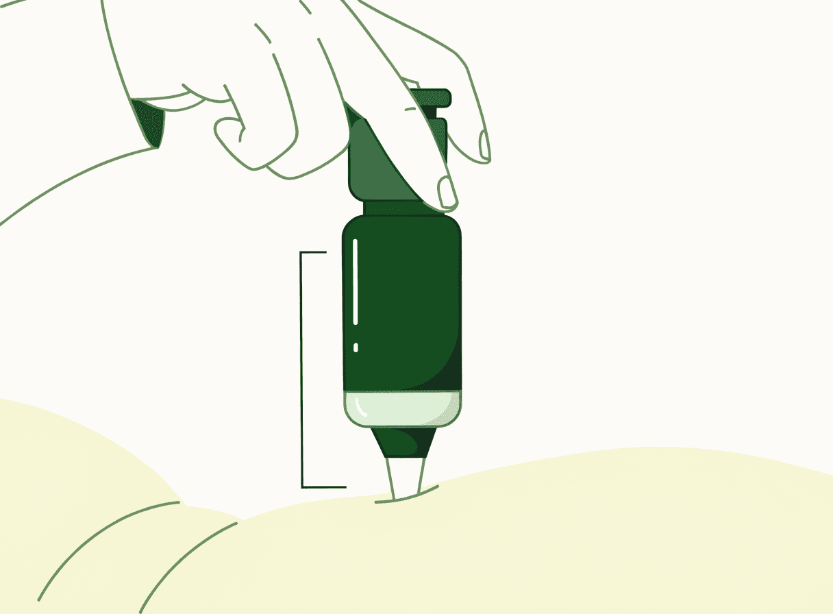 Mano presionando la pluma —un cilindro grueso con botón arriba— perfectamente vertical, a 90 grados contra la piel del abdomen, con una guía de ángulo recto al lado
